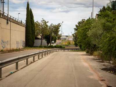 Dopo circa 200 metri imbocchiamo una rotatoria che sulla sinistra ci immette in una strada chiusa costeggiata dalla campagna